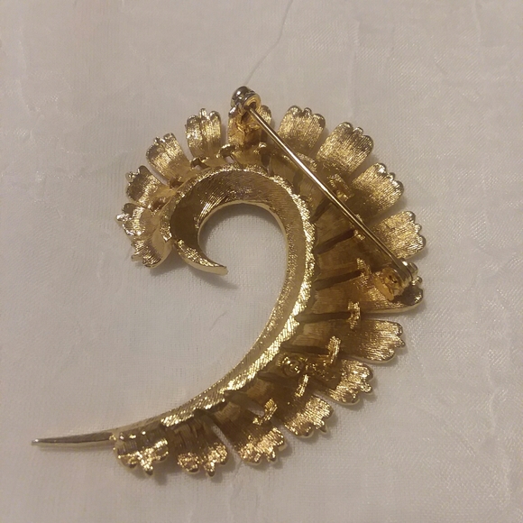 VINTAGE CORO BROOCH SWIRLED FEATHER - Picture 3 of 7